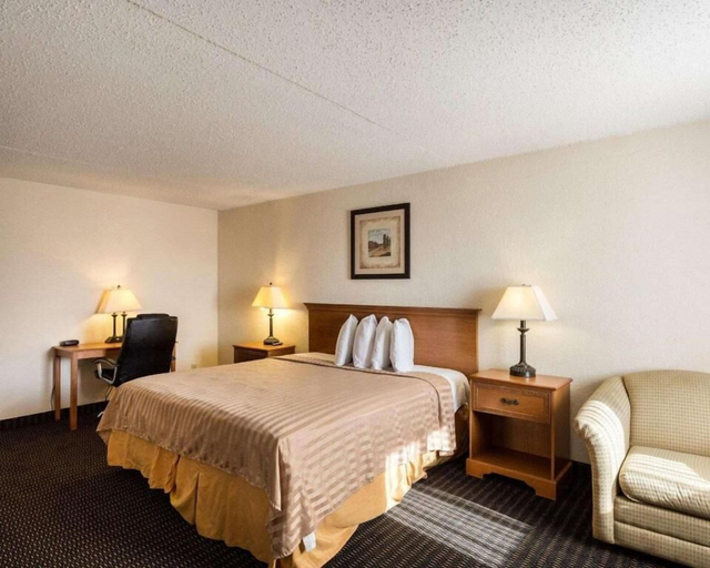 Room 2, Sunrise Inn & Suites, Orleans