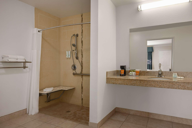 Bathroom 4, Quality Inn Lake Elsinore I-15, Riverside