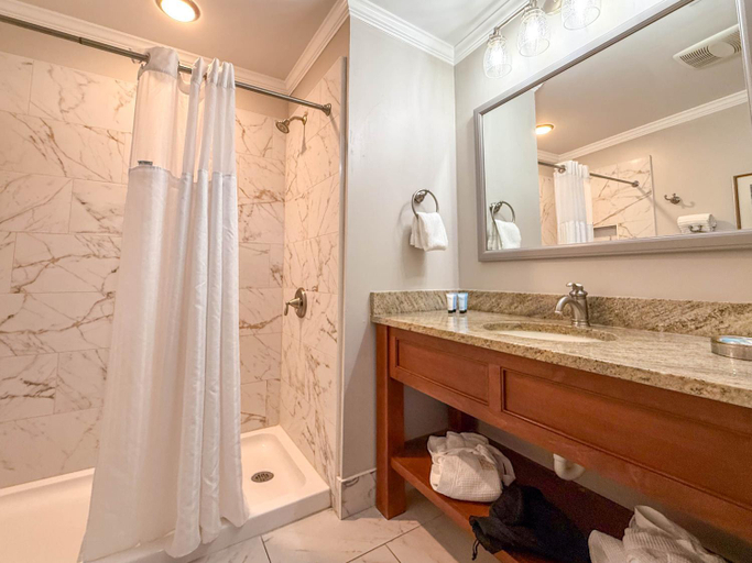 Bathroom 5, East Bay Inn, Chatham