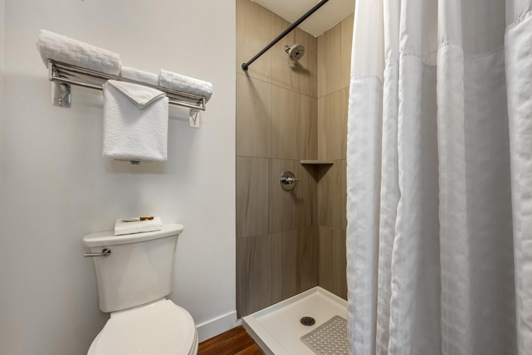 Bathroom 4, Best Western Plus Columbia River Inn, Hood River