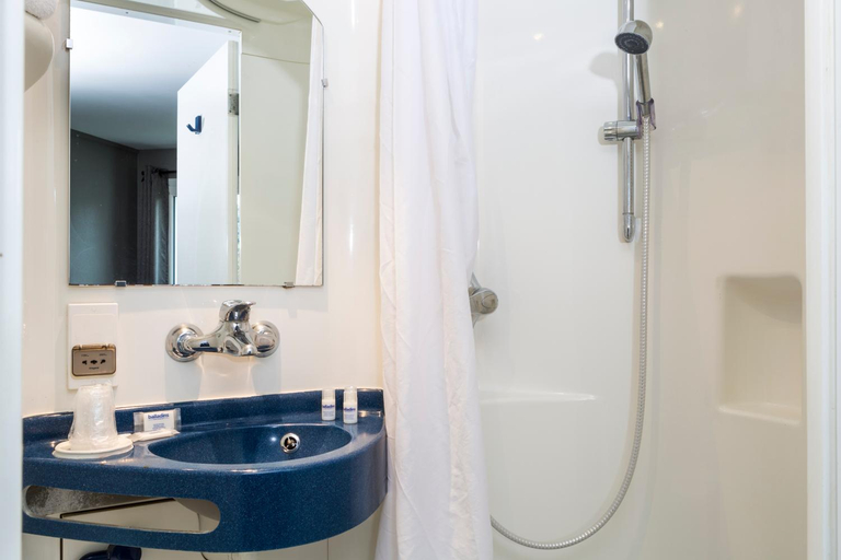 Bathroom 3, Hotel Balladins Lyon Sud Chanas, Isère