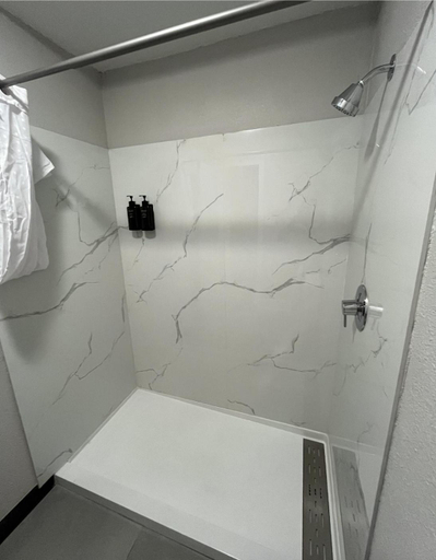Bathroom 3, Hotel Isabella, Uvalde