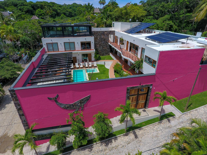 Exterior & Views