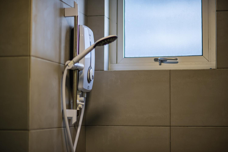 Bathroom 2, De Luma-Metropol, Seberang Perai Tengah