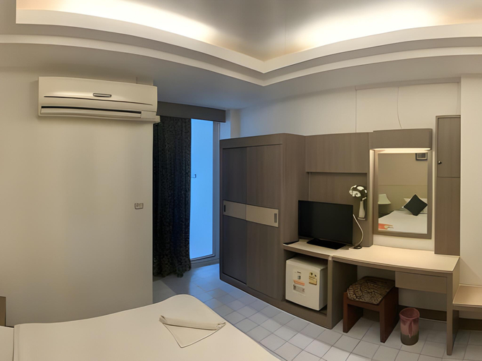 Bathroom 4, Romeo Palace Hotel Pattaya, Pattaya
