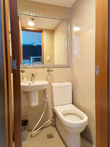 Bathroom 3, Best Value Stylish Loft Steps from Greenbelt Mall, Makati City