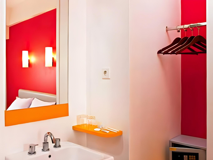Bathroom 5, Amaris Hotel Bandara Soekarno Hatta, Tangerang