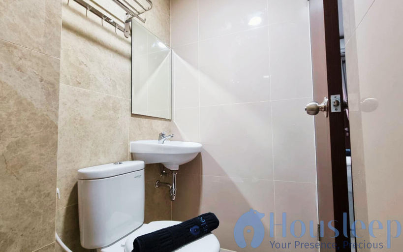 Bathroom 5, Apartemen Trans Park by Housleep, Depok