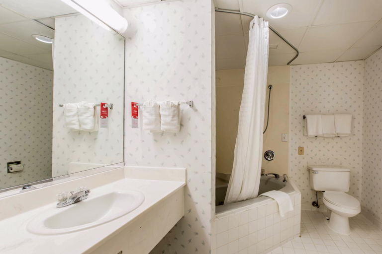 Bathroom 5, Quality Inn near MCAS Cherry Point, Craven