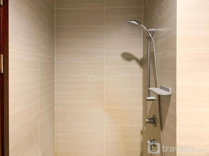 Bathroom 3, Modern Design Studio at West Vista By Travelio, Jakarta Barat