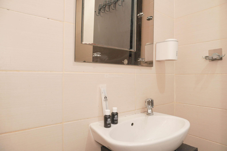 Bathroom 2, Minimalist 1BR Belmont Residence Puri By Travelio, Jakarta Barat