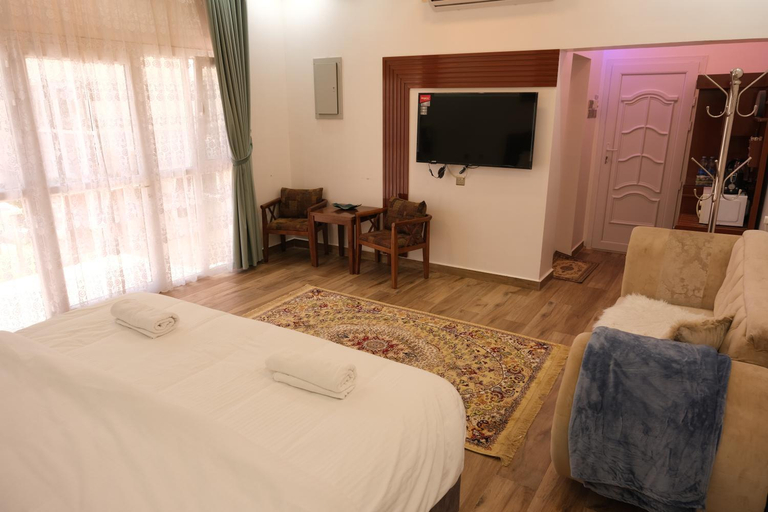 Bedroom 2, Alshuruq Stay, Al Hamra