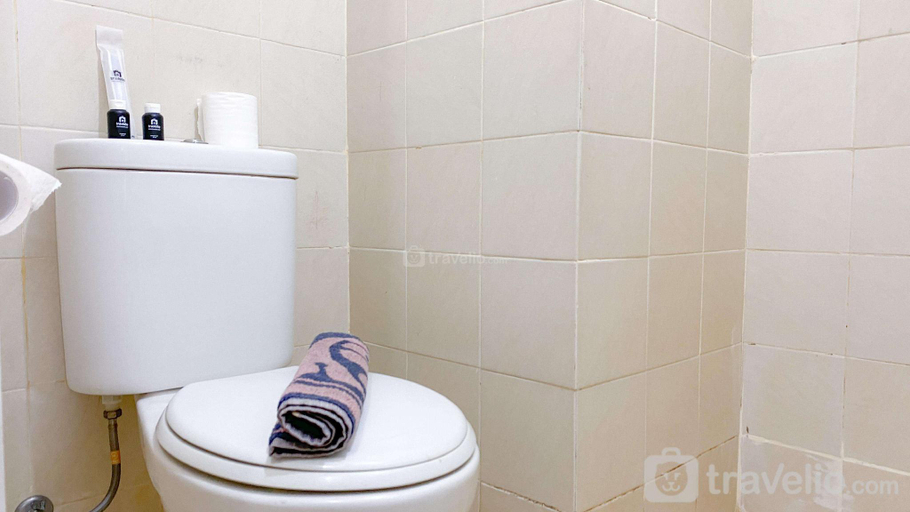Bathroom, Simply Studio @ Belmont Residence Puri By Travelio, Jakarta Barat
