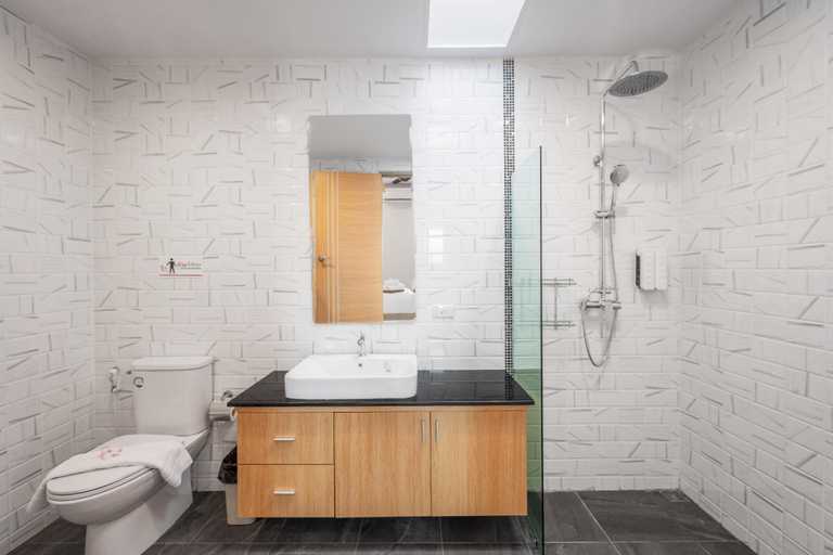 Bathroom 5, Gala Pavilion, Pool/Sauna/Jacuzzi/Snooker/Karaoke, Pattaya