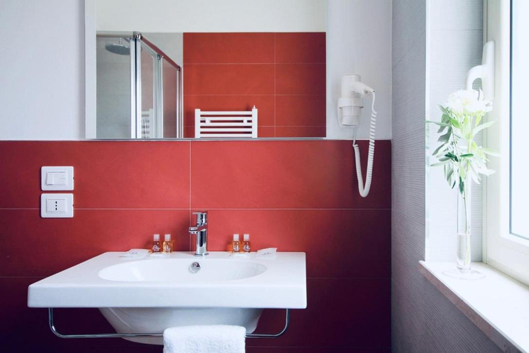 Bathroom 2, Hotel Olivo, Bari