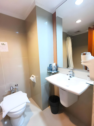 Bathroom 4, Horison Arcadia Mangga Dua, Central Jakarta