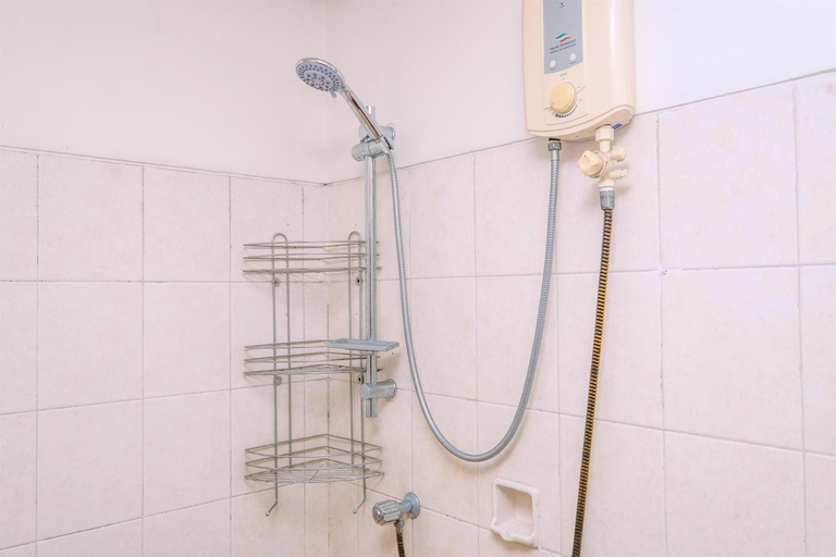 Bathroom 4, Combined Unit 3BR Mediterania Palace By Travelio, Jakarta Pusat