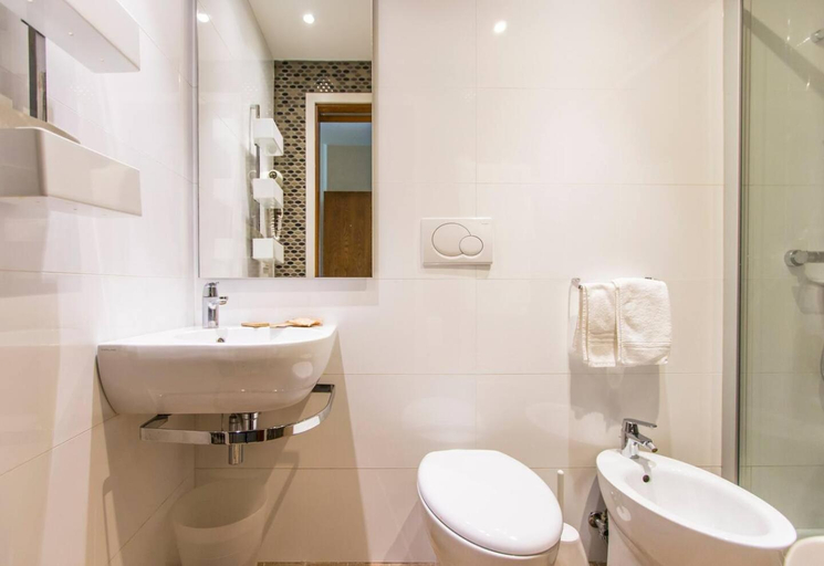 Bathroom 4, Hotel Bracciotti, Lucca