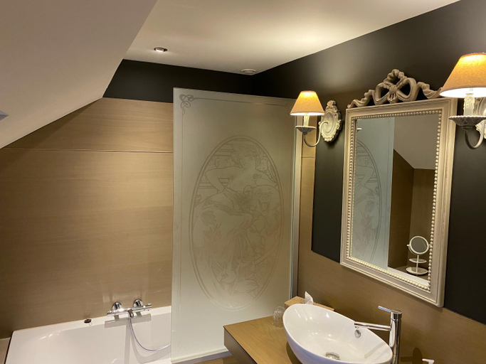 Bathroom 2, Au Petit Manoir, Nord