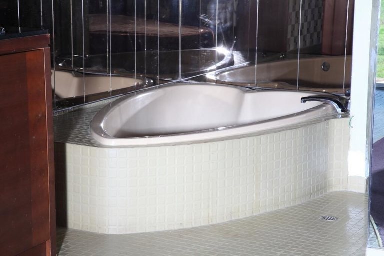 Bathroom, Grantmoore Motor Lodge, Hartford