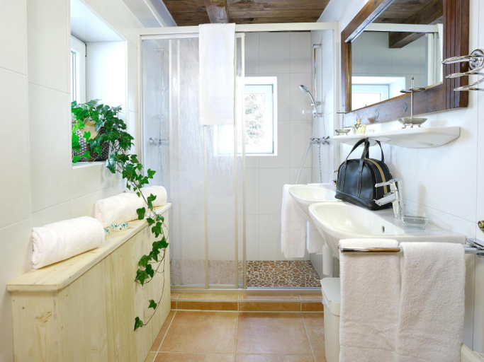 Bathroom, Farmhouse in Hollersbach near KitzSki, Zell am See