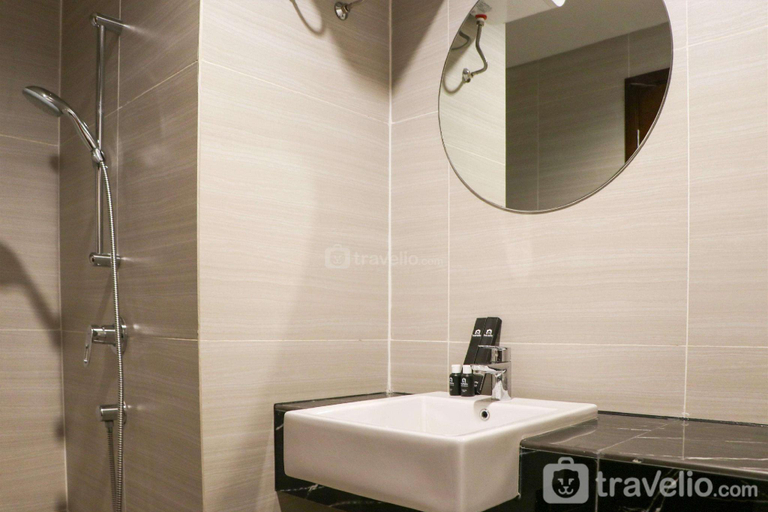 Bathroom 3, Good Deal and Comfy Studio West Vista By Travelio, Jakarta Barat