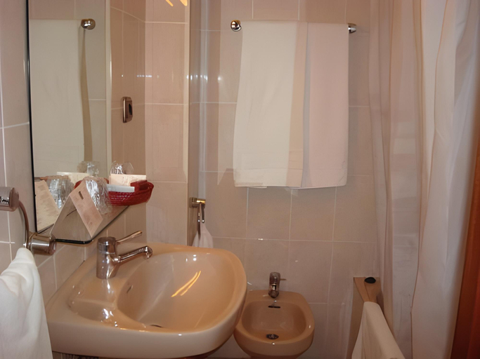 Bathroom 3, Hotel Ovetense, Asturias
