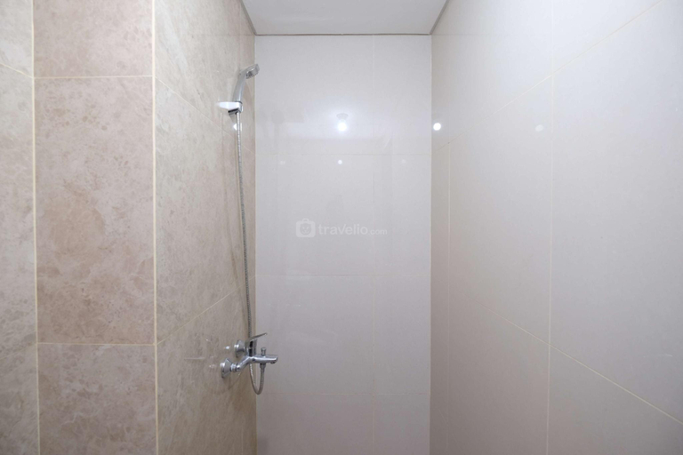 Bathroom 3, Modern Comfy Studio Transpark Cibubur By Travelio, Depok