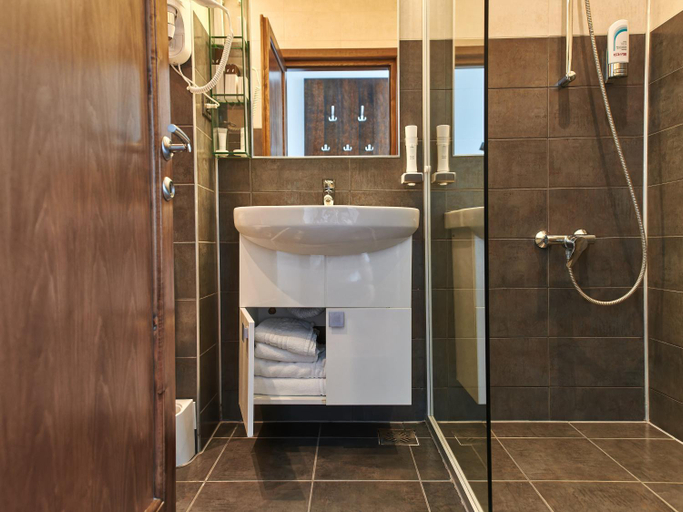 Bathroom 4, Hotel EMD, Bacau