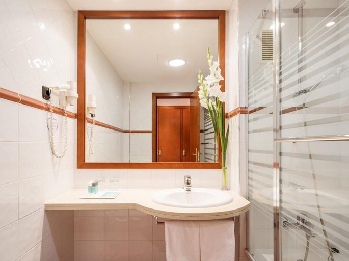 Bathroom 4, ILUNION CALETA PARK, Girona