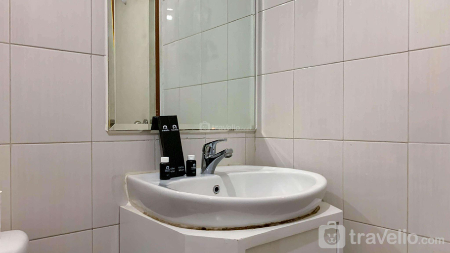 Bathroom 2, Great 2BR Signature Park Grande By Travelio, East Jakarta