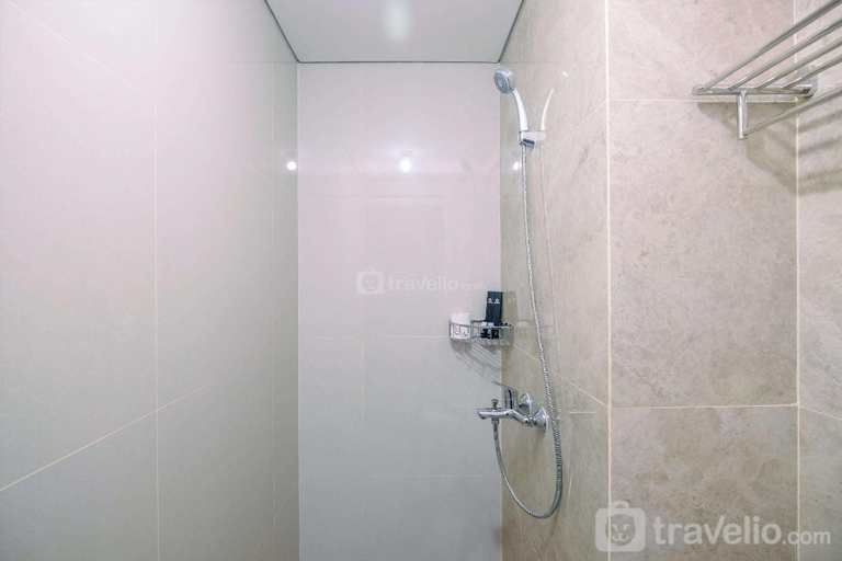 Bathroom 3, Cozy Design 2BR Transpark Cibubur By Travelio, Depok