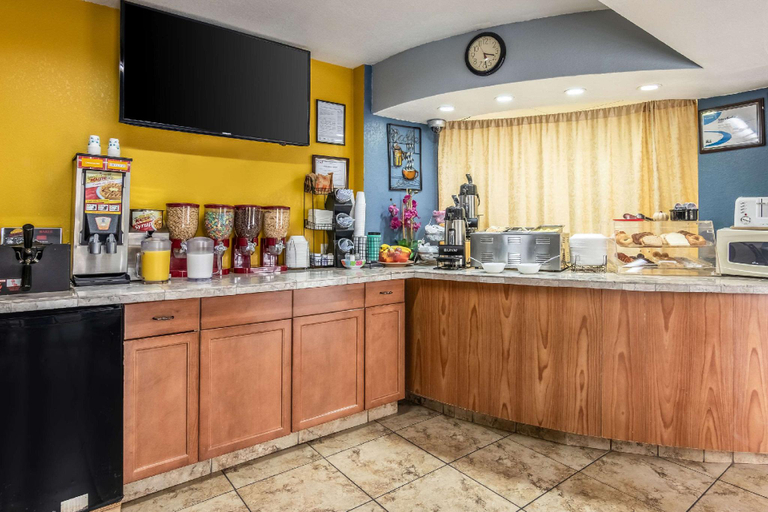 Food & Drinks 5, Econo Lodge Inn & Suites Macon North, Bibb