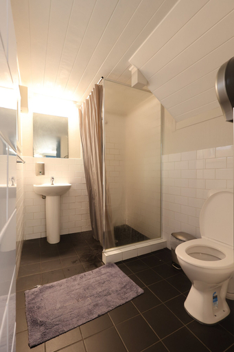 Bathroom 3, Emu Backpackers Perth - note - Valid Passport required for check in, Perth