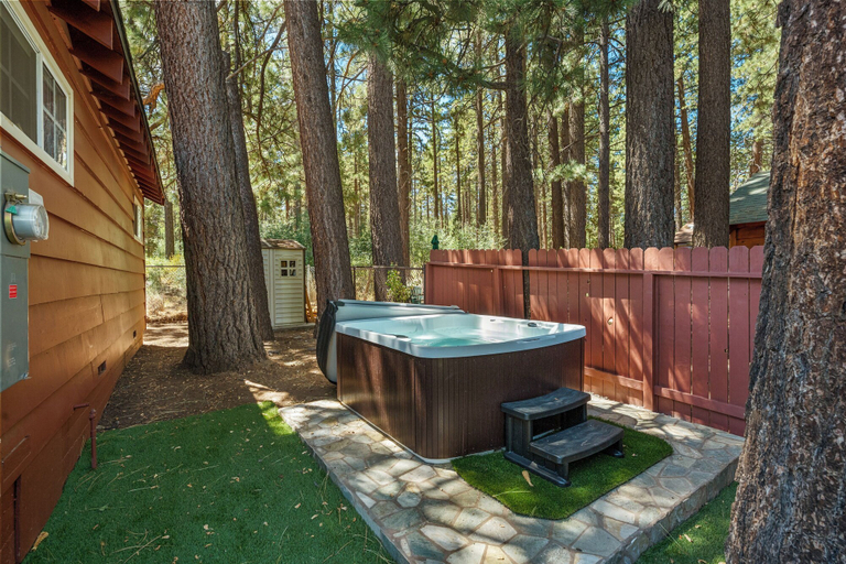 Others 4, Blue Skies- Modern Cabin, San Bernardino