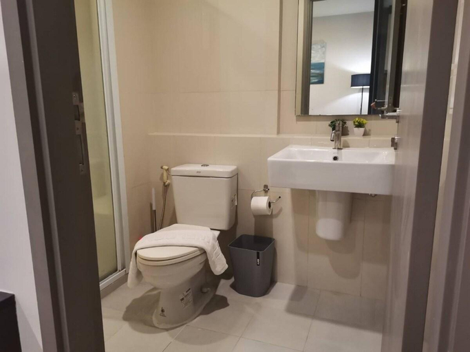 Bathroom 3, Pattaya Central Beach Apartment, Pattaya