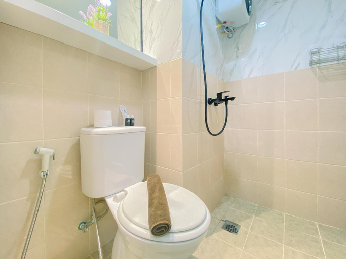 Bathroom 3, Good and Comfy 2BR Podomoro Golf View By Travelio, Bogor