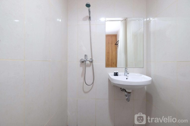 Bathroom, Strategic Studio LRT City Jatibening By Travelio, Bekasi