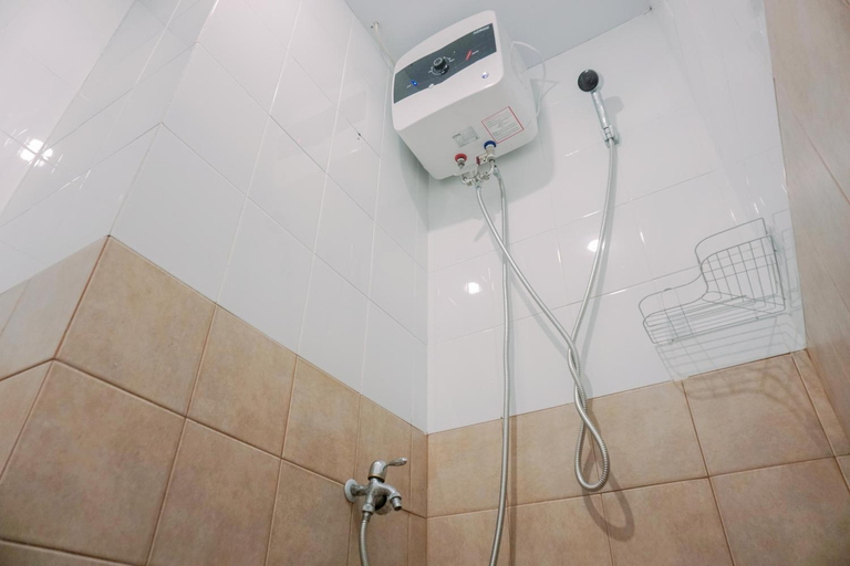 Bathroom 5, Good Deal and Nice Studio Green Pramuka City Apartment By Travelio, Central Jakarta