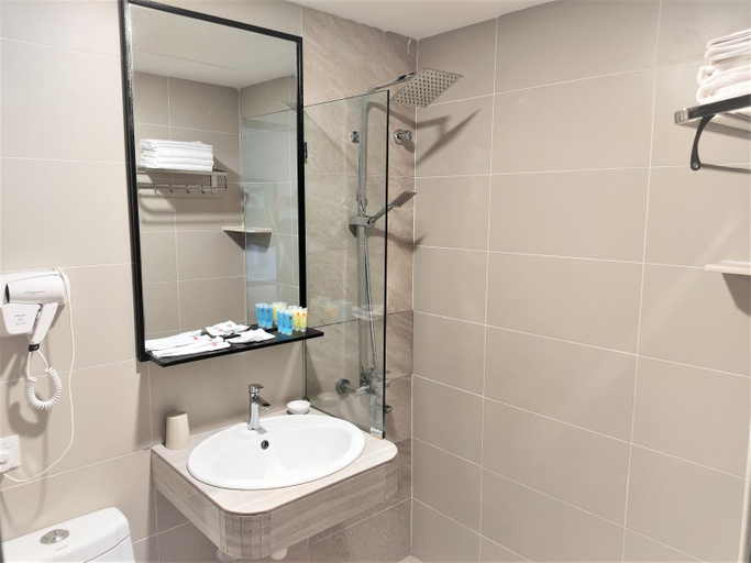 Bathroom 5, APPLE Suites Hotel, Manjung