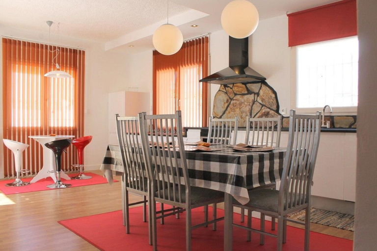 Others 3, Villa con piscina privada, wifi, sat, cerca playa, Girona