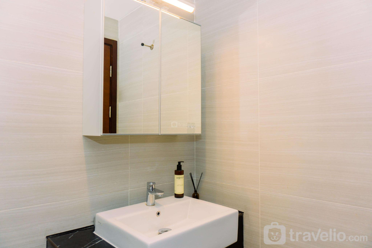 Bathroom 3, Japandi Design 1BR at West Vista By Travelio, West Jakarta