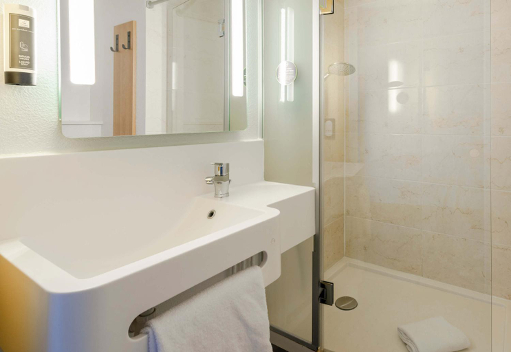 Bathroom 4, B&B Hotel Nantes Savenay, Loire-Atlantique