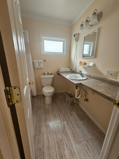 Bathroom 3, Captain's Inn and Suites, Jefferson