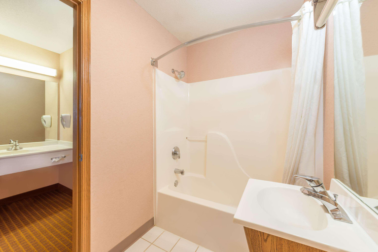 Bathroom 3, Super 8 by Wyndham Wakeeney, Trego