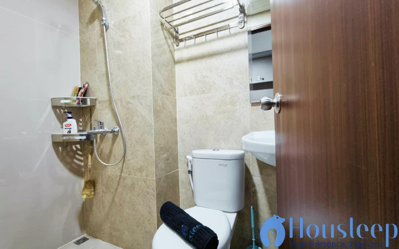 Bathroom 5, Apartemen Trans Park by Housleep, Depok