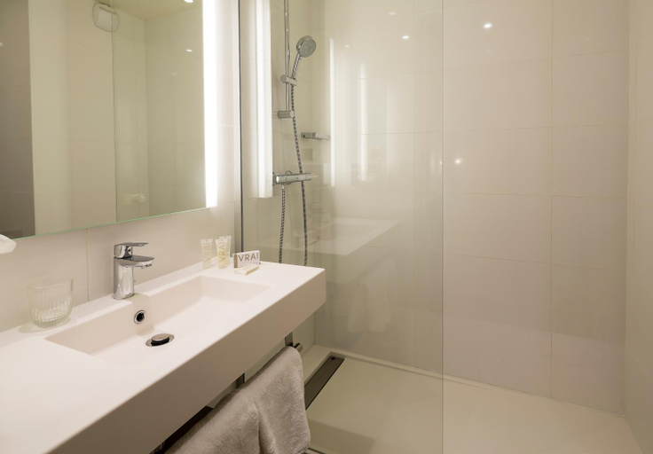Bathroom 5, Hotel Paris Vaugirard, Paris