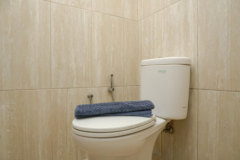 Bathroom 2, New 3BR @Grand Palace Kemayoran Apt By Travelio, Jakarta Pusat