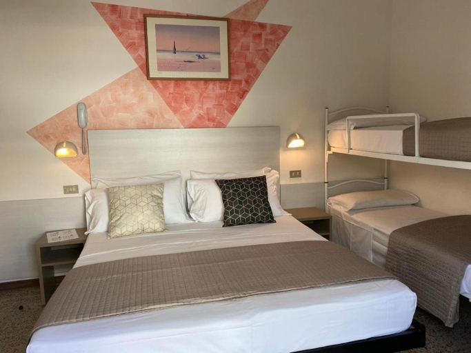 Bedroom 2, Alevon Hotel, Rimini
