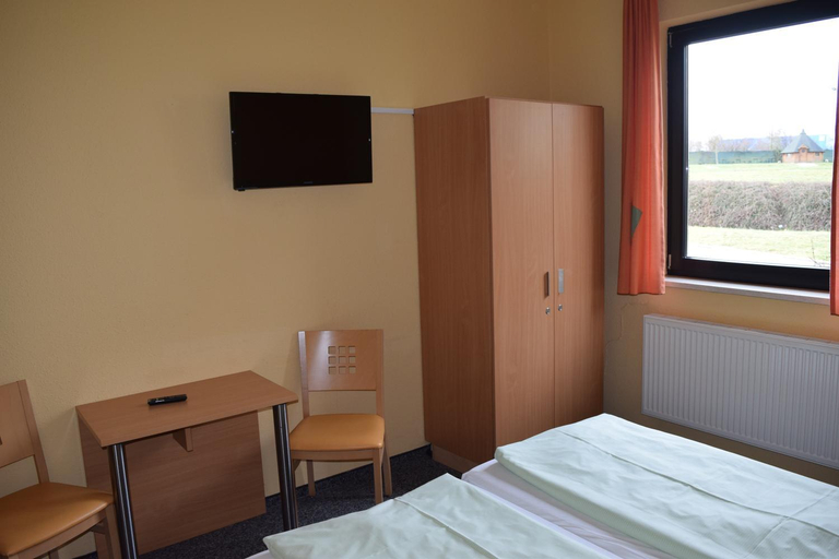 Bedroom 3, Euroville Jugend- und Sporthotel, Burgenlandkreis